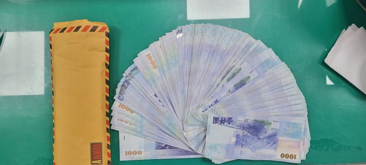 汪姓婦人提領15萬元欲交付，被警方即時攔下。讀者提供