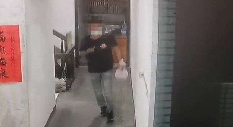 疑似嫌犯走出租出的影像。翻攝畫面