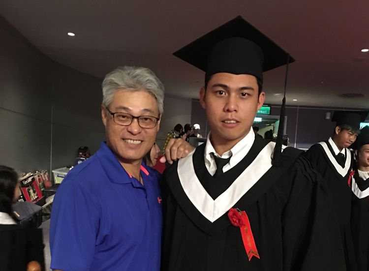 陳冠偉(右)父親是前興農牛總教練陳威成。  陳威成提供