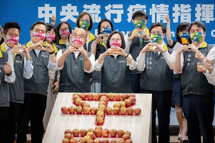 蔡英文總統今天(15日)前往中央流行疫情指揮中心出席「COVID-19防疫1000天『千錘百鎮 蘋安幸福』活動。總統府提供