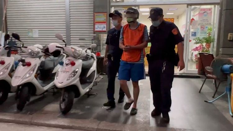 警方將小貨車駕駛馬男送辦。讀者提供