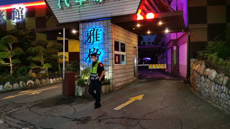 警方進出汽車旅館。陸運鋒攝