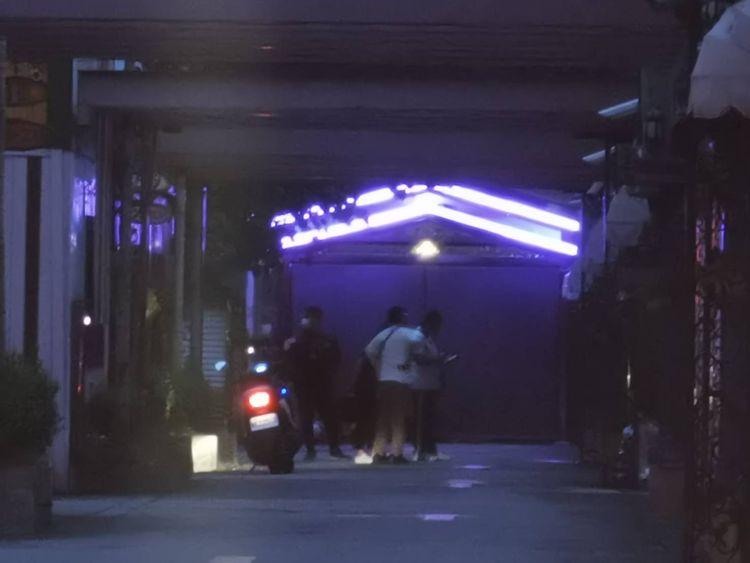 警方在旅館內的房間外了解狀況。陸運鋒攝