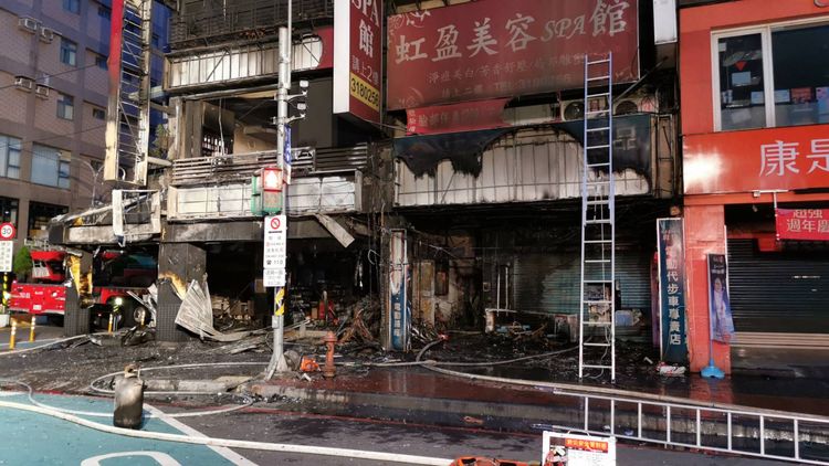 現場店家及樓上住家都被燒得面目全非。陸運鋒攝