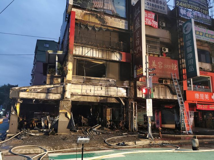 現場火勢熄滅，但已經燒得面目全非。陸運鋒攝