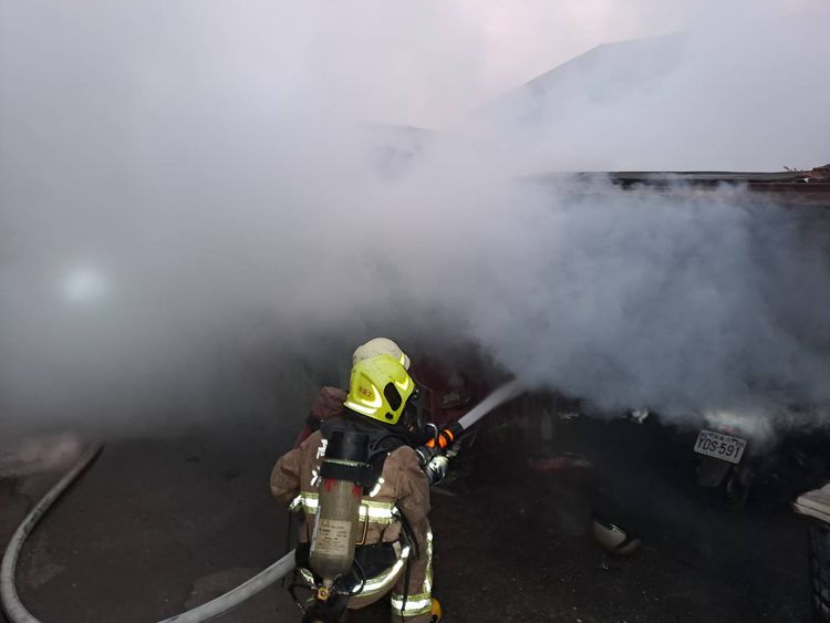 消防人員到達時已有火煙竄出。讀者提供