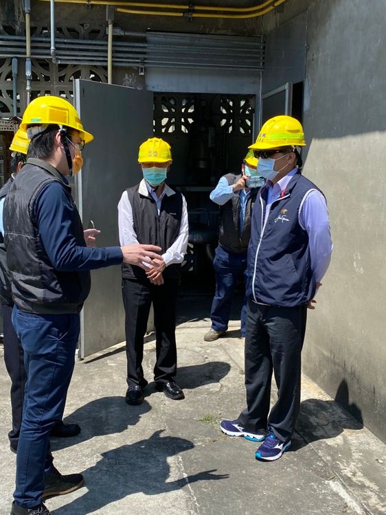 董事長周皓瑜(右)和總經理簡士善(左)巡查整壓站。欣桃公司提供