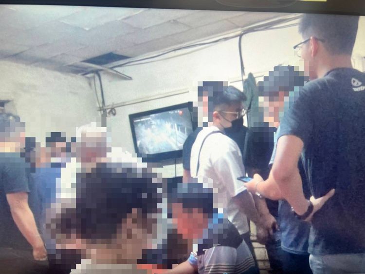 礁溪警方破門攻堅逮到21名賭客及賭場負責人。警方提供