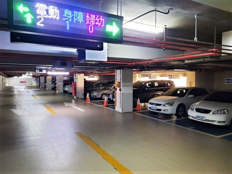 市政地下停車場近900個汽車停車格，距離七期百貨僅300公尺。交通局提供