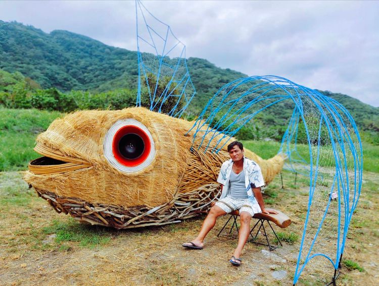 藝術家Apo'陳昭興與作品合影。豐濱鄉公所提供