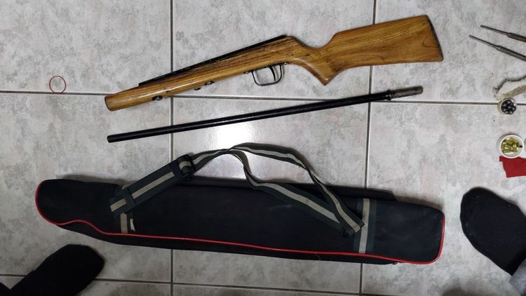 警方在犯嫌住處內找到獵槍等犯案用具。南投地檢署提供