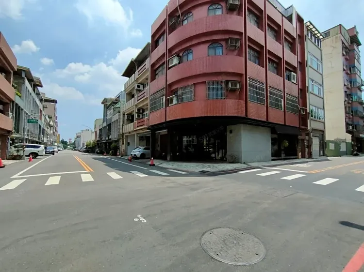 負責銷售的仲介透露，房子平時為空屋狀態，目前已請人粉刷牆壁，圖為週邊街景非指涉的華廈。翻攝售屋平台