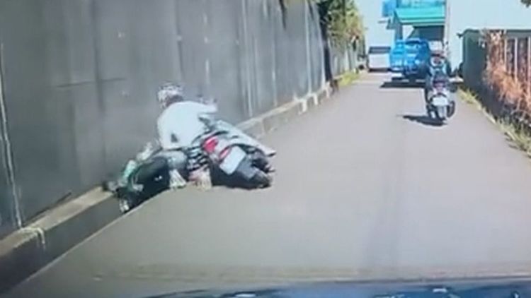 對向騎士撞車後摔進水溝裡。翻攝自「爆料公社」