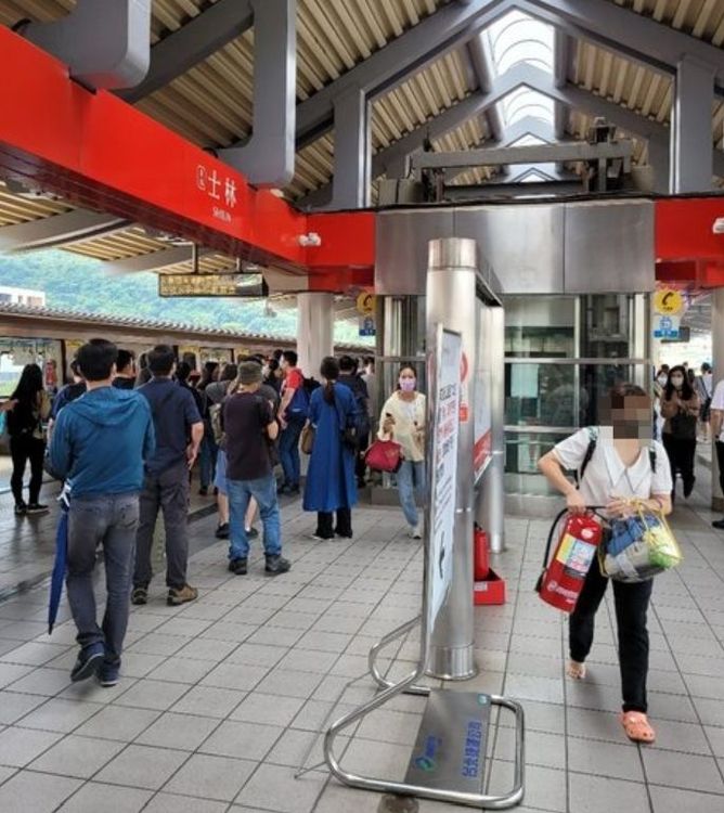 騷動時1名女子光著腳還扛著滅火器衝出。翻攝自PTT