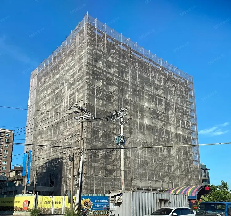 南平路新案開價已有邁向3字頭的趨勢，不過成交仍以2字頭為主，千萬元以內就有機會入手華廈大樓2、3房，這是新案人氣不墜的原因，圖為興建中的預售案「大金囍」。翻攝售屋平台