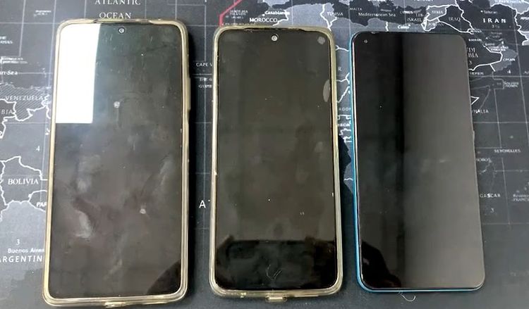 警方查扣饒男作案用的手機。翻攝畫面