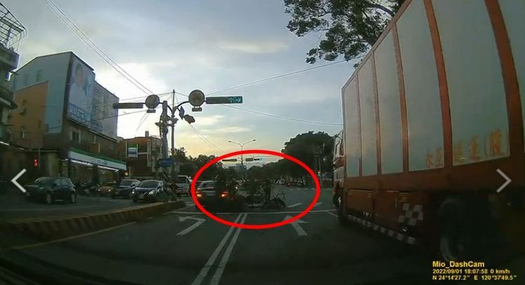 男騎士遭大樹壓到直接連人帶車倒地，所幸只有輕傷。翻攝YouTube