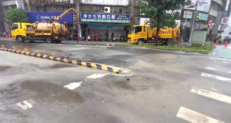 自來水管爆裂，水從柏油路面下湧出。翻攝畫面