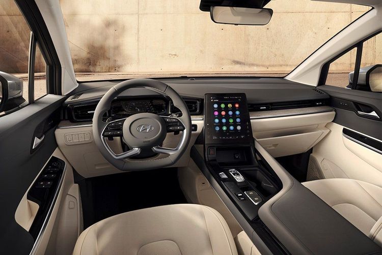 不對稱設計的中控台，最搶眼的就是由中央鞍座延伸向上的懸浮式直立螢幕，中國販售的高階車款配置10.4吋的規格，此外排檔介面均採用電子式按鈕操作。原廠照片