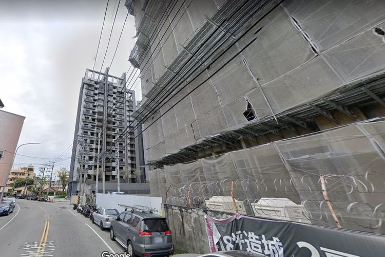 台中豐原葫蘆墩公園一棟嶄新的造鎮建案落成，被住戶指控土地持分比例有誤。翻攝畫面