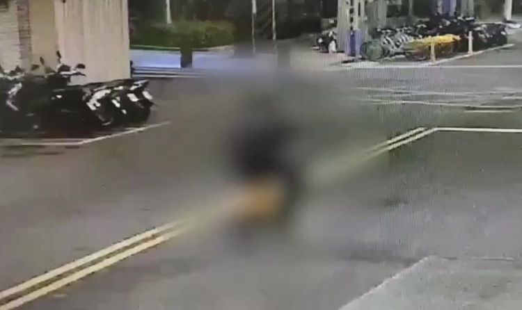 蔡男性侵後悠哉騎車離去。翻攝畫面