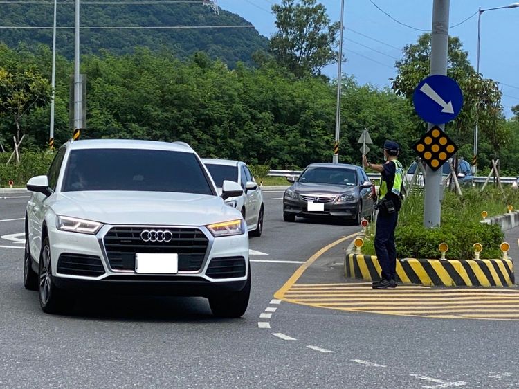 警方於重點路口疏導交通。翻攝畫面