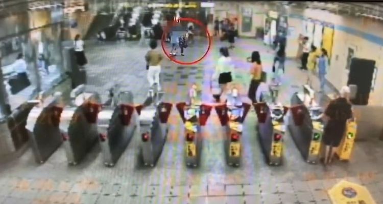 李男在加值機前無故對女乘客動粗。翻攝畫面