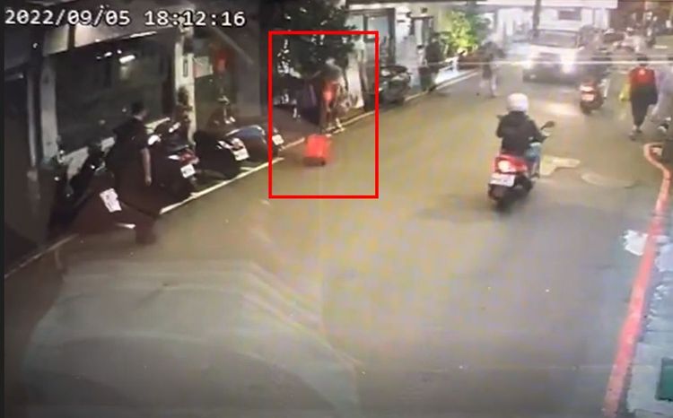 身形極似梁男的大哥昨晚拖著紅色行李（紅框）箱離家後就失去蹤跡。民眾提供