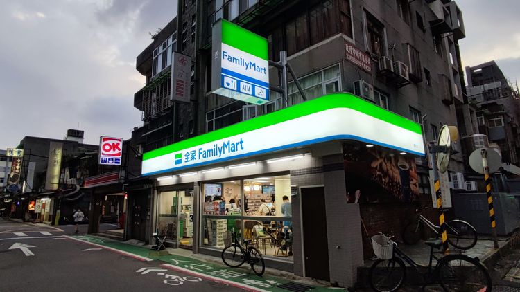 超商店員助警成功拖延兇嫌行動，助警逮人。林志青攝