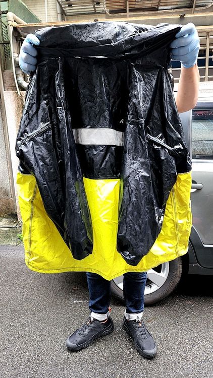 警方查獲黃男作案用所穿的雨衣。翻攝畫面