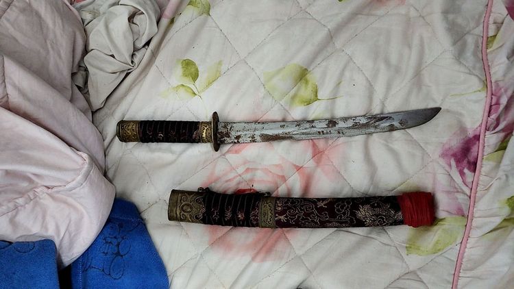 警方查扣黃男持有的武士刀。翻攝畫面