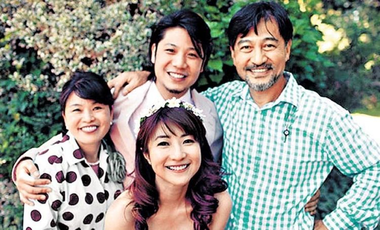 黃湘怡(前)和前夫葉學澤及前公婆過去合影。資料照