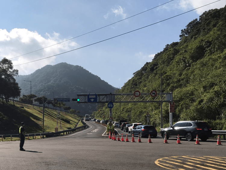 國5南港系統上午南下車潮持續不間斷。翻攝畫面