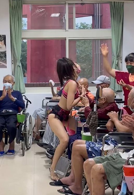 女舞者拉著老先生的手摸自己的雙乳。翻攝畫面