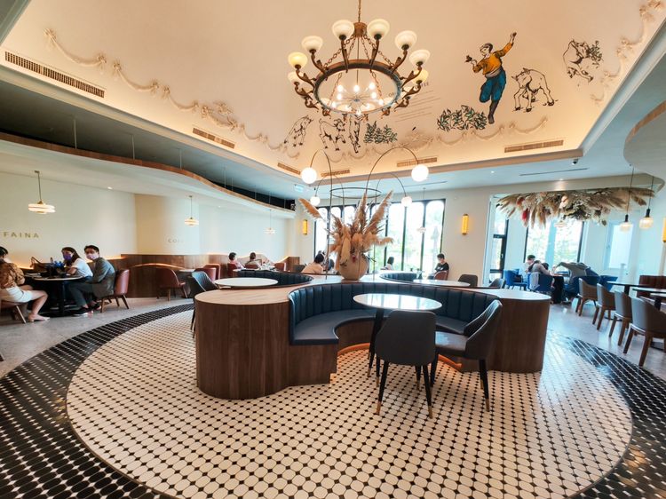 二樓空間採挑高設計，呈現歐風古典氛圍。田欣雲攝