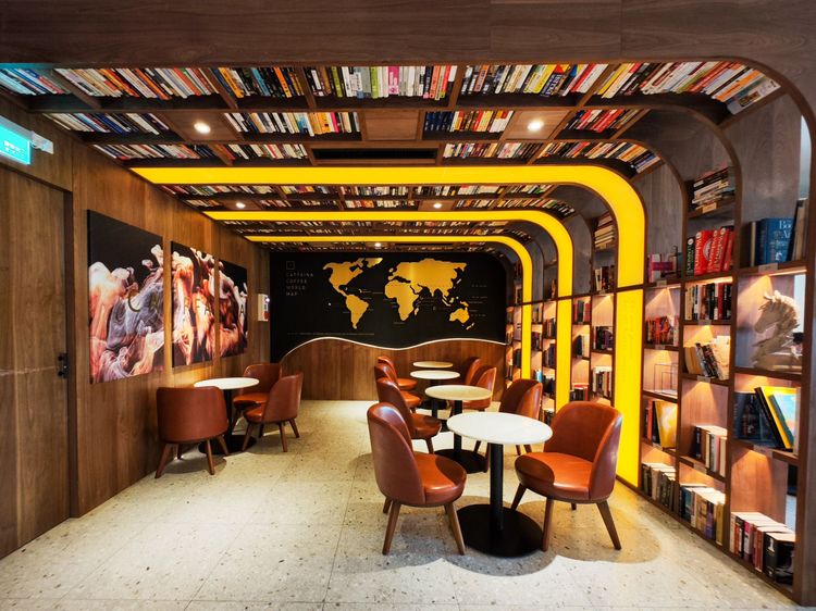 卡啡那台南店在咖啡館中融合了圖書館風格的文藝氣息。田欣雲攝