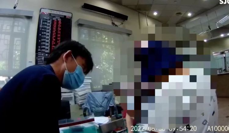 警方勸說王姓婦人別上詐騙集團的當，這才讓她返家。翻攝畫面