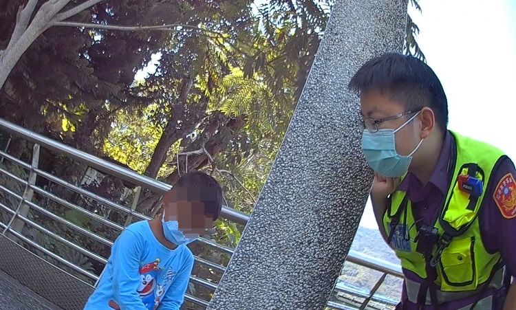 男童躲在柱子後面焦慮不安。翻攝畫面