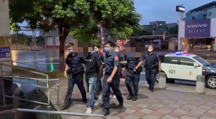 警方帶回砸車的3名男子。翻攝畫面