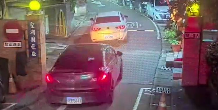 黑白兩車於馬路競逐。翻攝畫面