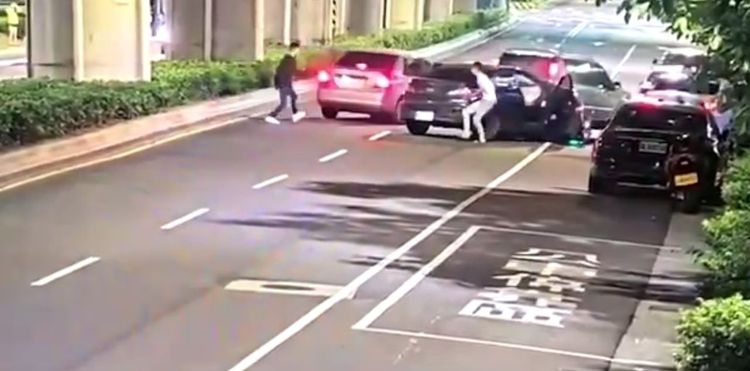 黑衣男子從黑車上逃出，立即眾人持棍棒、摺椅追趕。翻攝畫面