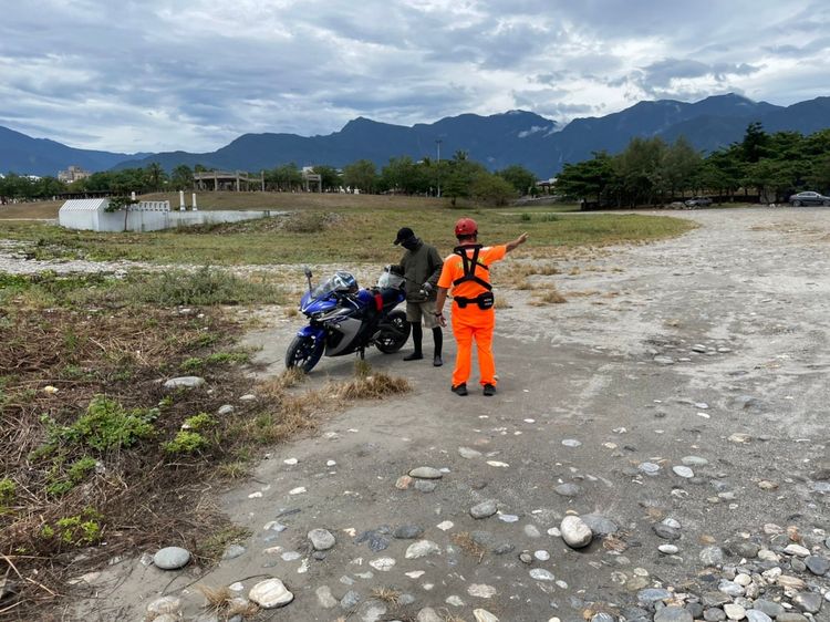 海巡人員勸離民眾。第一二岸巡隊提供