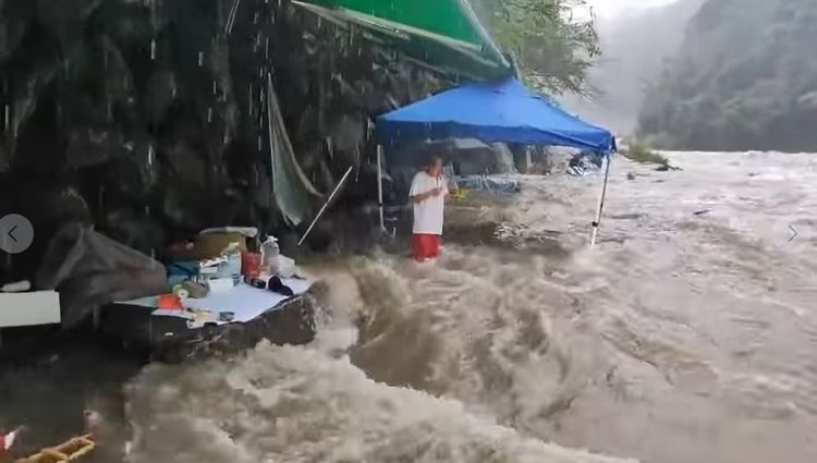 一旁大豹溪暴漲，卻有還有人在河中不離開。引自網路