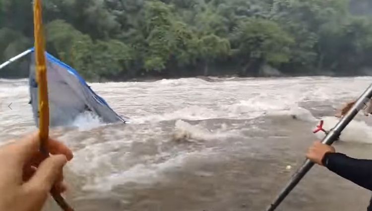 儘管藍色客廳帳已經被沖走，但跟著鏡頭還能看到，另一旁還有穿著救難隊員服裝的人還是不撤離，還在拼命搶救遮陽帳。引自網路