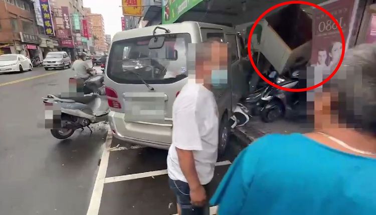 店家裝飾的柱子也遭殃被撞。民眾提供