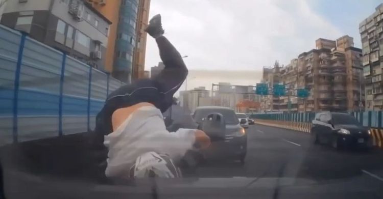 柯男煞車不及，直接撞上前車車尾。翻攝畫面