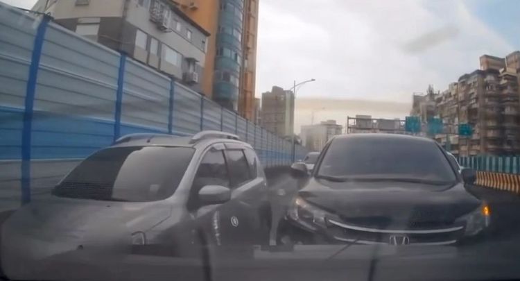 後方2車駕駛來不及反應，撞上底到的柯男及機車。翻攝畫面