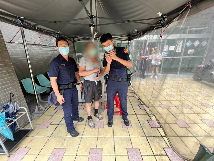 警員依照吳男描述，發現多名不具名民眾已將拾獲現金交至其他警局。警方提供