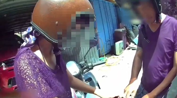 警方在鄭女背包內查獲毒品吸食器。翻攝畫面