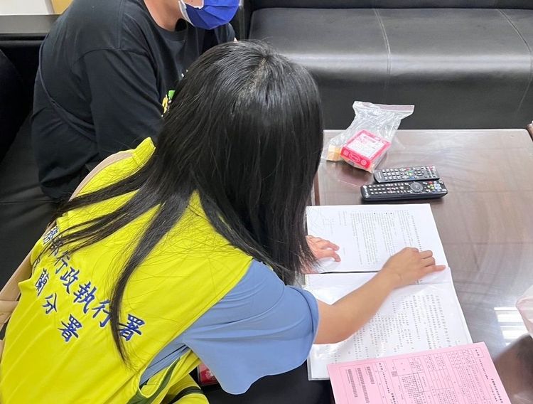 游姓業者得知行政執行署人員欲查封汽車旅館內物品法拍抵稅，立刻掏錢繳交並辦理分期。宜蘭分署提供